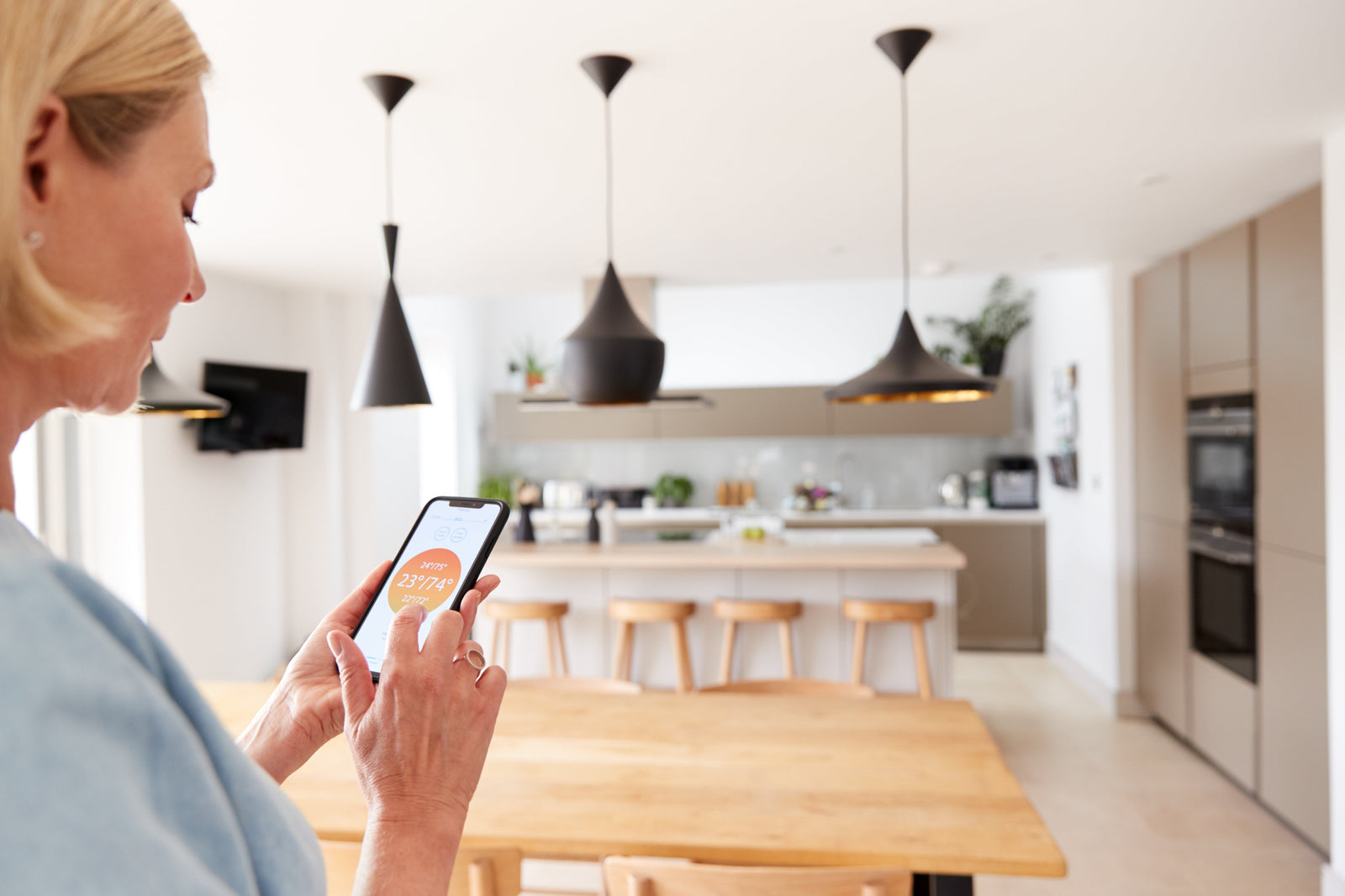 image salon et femme sur son smartphone