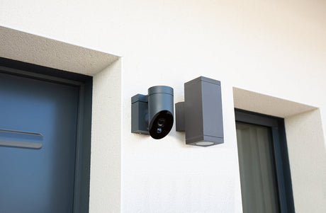 devanture de maison avec une camera 